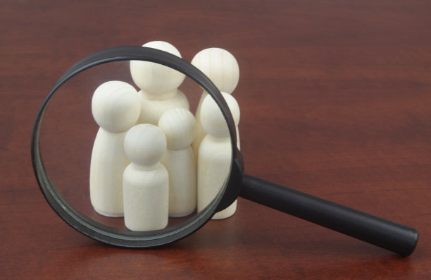 家庭人物在放大镜下特写。图片下载