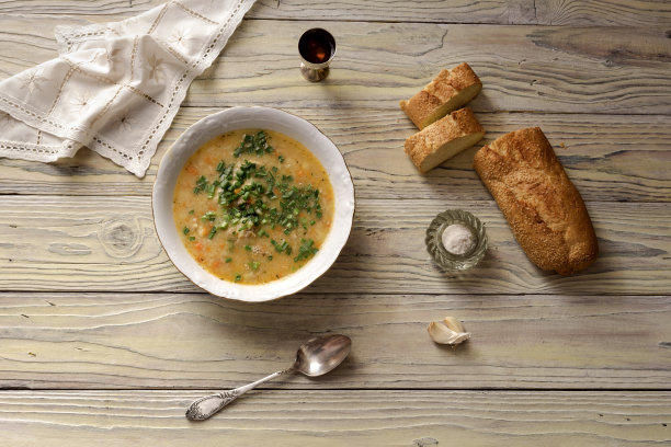 豌豆汤在桌子上图片下载