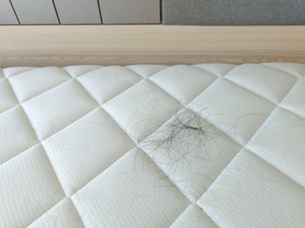 脱发在床上。有健康问题或压力的概念吗图片下载