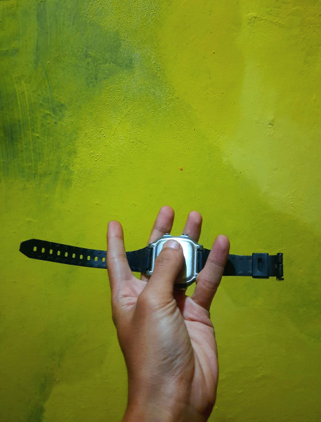 一个人拿着一块运动手表的手图片下载