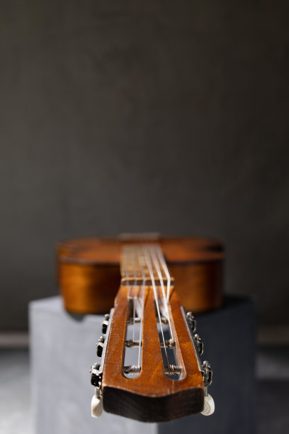 原声吉他在地板上。工作室音乐概念图片下载