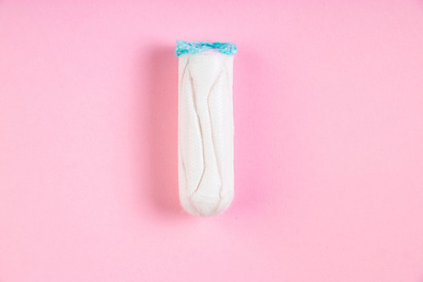 粉红色背景的卫生棉条。女性经期卫生用品。图片下载