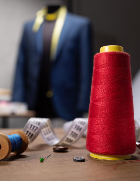 线轴和卷尺与缝纫工具放在桌子上。概念服装工作室工作场所图片下载