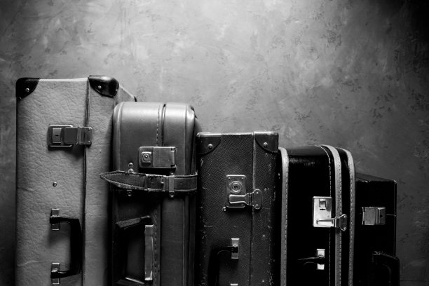 旧行李箱在地板上的背景纹理。旅行概念idea和行李箱靠墙图片下载