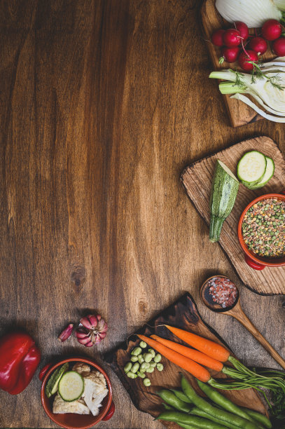 健康的生素食烹饪背景在质朴的木桌与文字空间。素食食品的概念图片下载