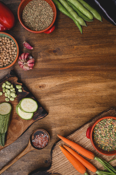 新鲜的食材，用于健康烹饪或制作沙拉或汤的木制质朴的背景。带有文本空间的俯视图图片下载