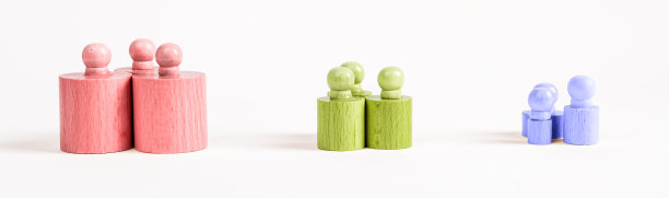 层次、排序、分组概念。一排排蒙台梭利球形多色圆柱体根据颜色和大小由大到小排列。人力资源分配图片下载