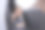 一名司机在停在街上的卡车里用后视镜和便携式修剪器刮胡子。图片下载