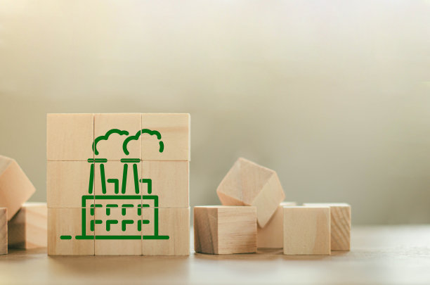 木块上的绿色工业工厂图标。净零、生态、二氧化碳概念、经济和可再生能源。可持续发展。图片下载
