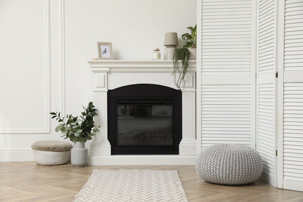 带折叠式屏风和壁炉的时尚房间。室内设计图片下载