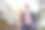 年轻英俊的男人，穿着西装，戴着墨镜，背着双肩包图片下载