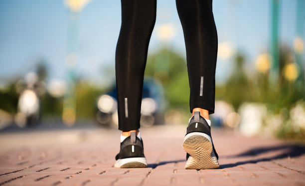 青年女跑步运动员在城市天桥上跑步，青年健身女跑步运动员在公路上跑步图片下载