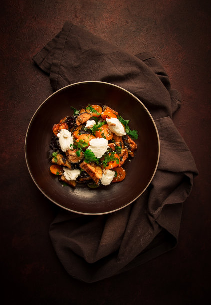 热沙拉，脆茄子和番茄，白干酪，香料，香草，芝麻，葵花籽，格鲁吉亚菜，没有人，图片下载