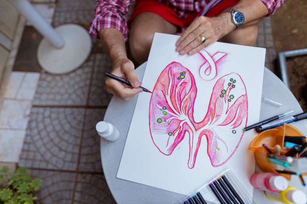 花园里一位退休老人的癌症宣传海报图片下载