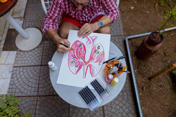 花园里一位退休老人的癌症宣传海报图片下载