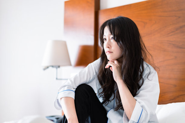 年轻女子正饱受宿醉之苦图片下载