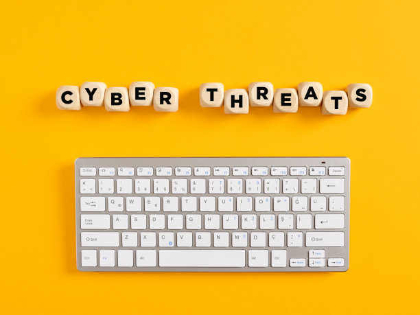 黄色背景是带有电脑键盘的“网络威胁”一词。网络攻击与安全图片下载