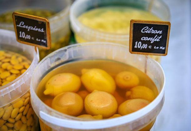 法国尼斯农贸市场上的黄色柠檬图片下载