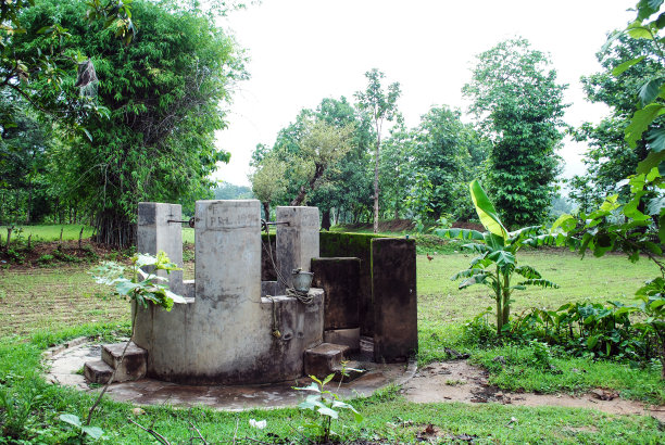 村子里传统的供水井。图片下载