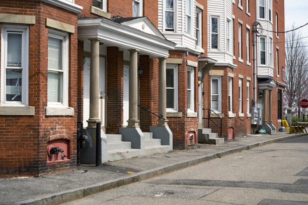 缅因州波特兰市老港口街道上的一座历史悠久的商业建筑，图片下载