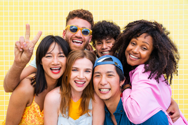 一群年轻的好朋友在户外聚会图片下载