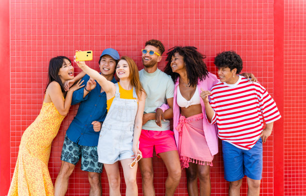 一群年轻的好朋友在户外聚会图片下载