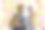 办公室职员在贴在墙上的便利贴上写字图片下载