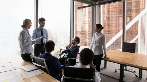 六个不同的商业伙伴在办公室的小组会议上集思广益图片下载