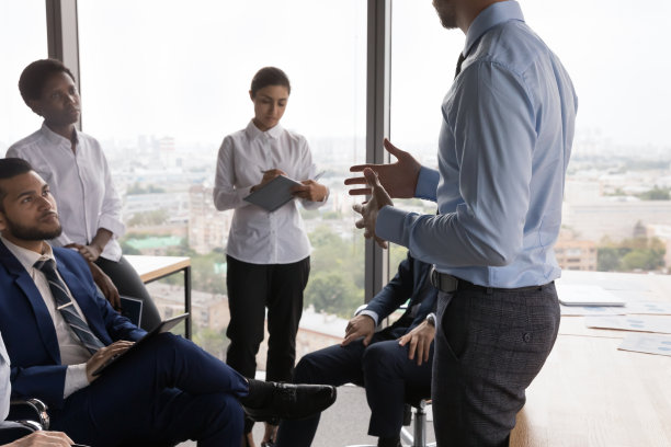 老板在简报中设定任务，并给出执行任务的最后期限图片下载