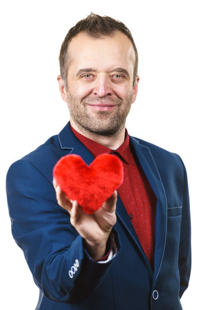 西装男捧着心图片下载