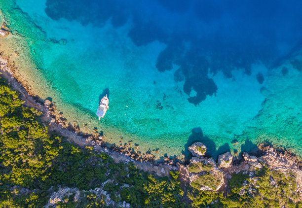 爱琴海美丽海湾的鸟瞰图图片下载