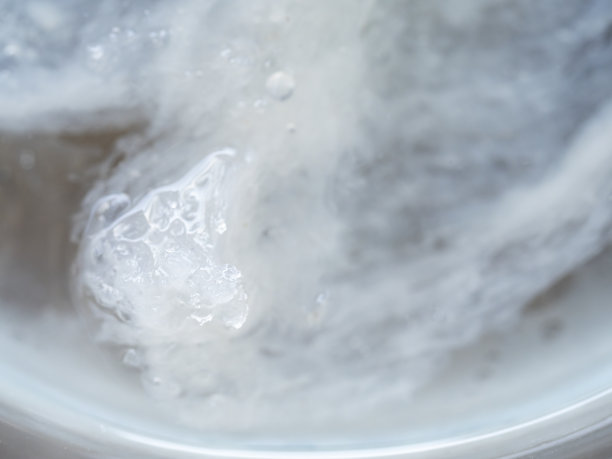 东南亚燕窝泡在水里图片下载