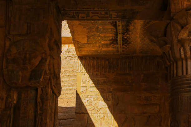 底比斯墓地群中的代尔埃尔-麦地那古城遗址图片下载