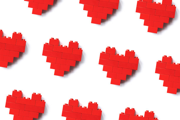 红色的心从乐高积木孤立在白色背景，最小的几何图案从乐高砖，形状的心从儿童建设。爱情游戏概念，情人节卡片，顶视图图案图片下载