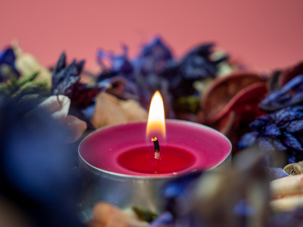 燃烧的蜡烛和五彩纸屑或花束。蜡烛特写。图片下载