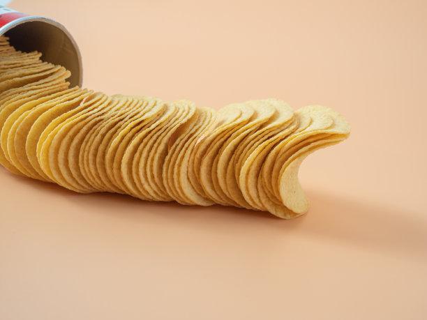 橘色背景的薯片。特写镜头。图片下载