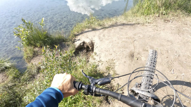 山地摩托车手在弯道上转弯的视角图片下载