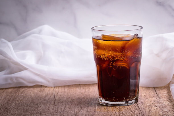 可乐可乐饮料与冰的玻璃放在木制背景图片下载