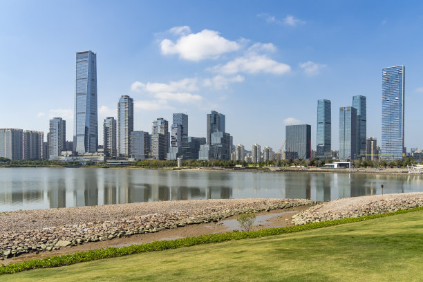 公园在中国深圳市，美丽的绿色树木结合建筑，现代建筑，完全蓝色的天空。图片下载