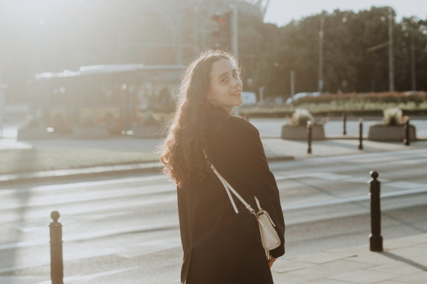 在阳光明媚的傍晚漫步图片下载