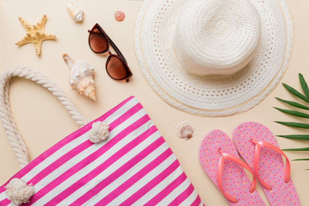 暑假概念平铺。海滩配件和毛巾俯视图。空间的文本。旅游的概念图片下载