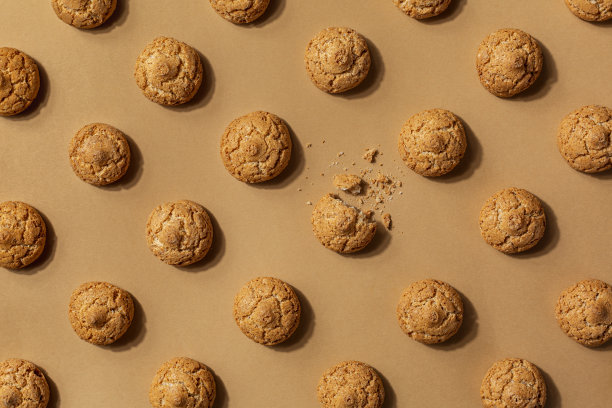 背景与杏仁饼干图案。意大利杏仁酥，单色焦糖色的饼干。图片下载