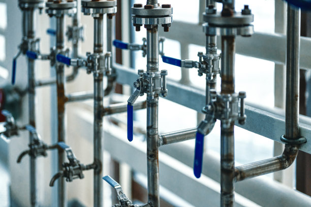 工厂的细管道上有蓝色的开、闭杠杆图片下载