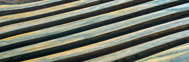 波旁酒桶质地。木板排成一排抽象木纹曲线墙全框背景纹理图片下载