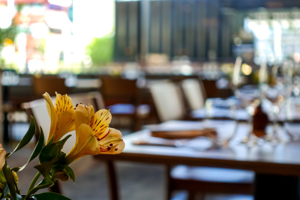 装饰在深色花卉氛围下的亚洲餐厅黑色室内设计方案图片下载