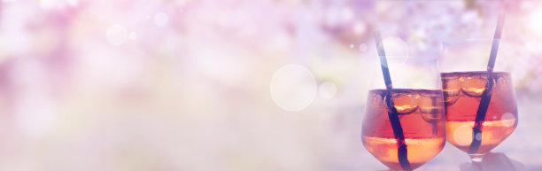 干杯，喝杯鸡尾酒，欣赏花园美景图片下载