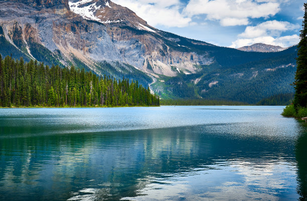 美丽的翡翠湖在落基山脉，Yoho国家公园，不列颠哥伦比亚省，加拿大图片下载