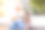 爷爷在大自然中给小孙女讲故事。图片下载