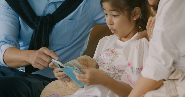 孩子在机场登机口等候时检查护照。图片下载