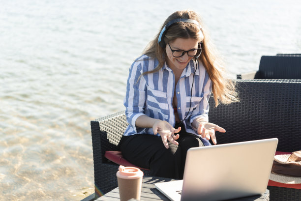 一个在河滩酒吧做自由职业者的年轻女人图片下载